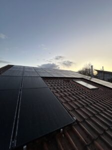 Solaranlage / PV-Anlage mit deutschen Solarpanelen auf einem Haus in Kitzingen installiert durch die Strompioniere